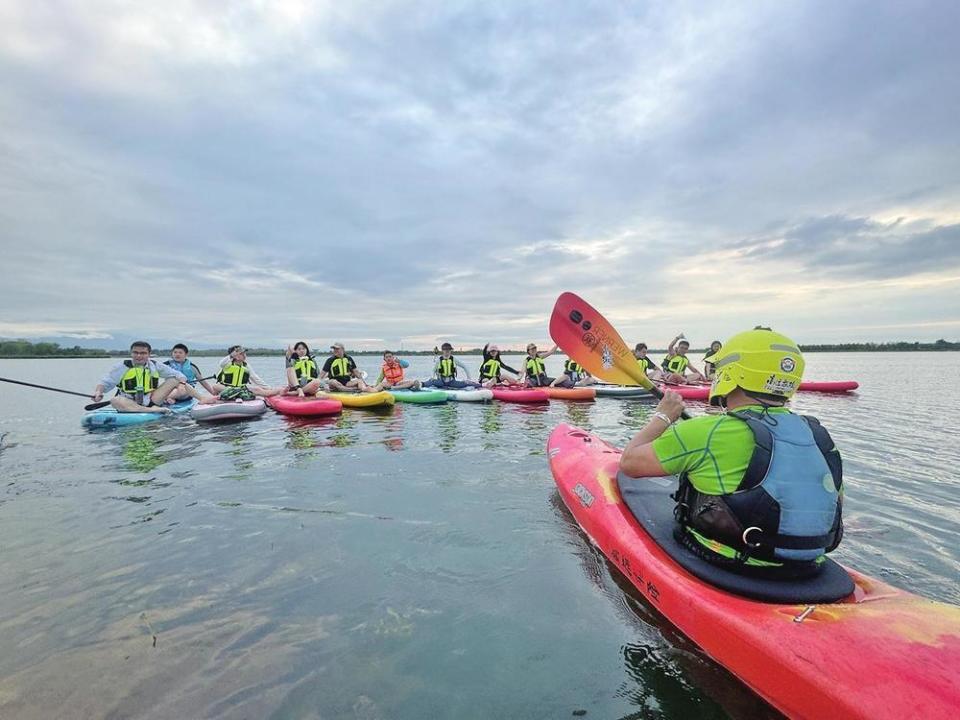 带着家人一, 民游客观赛, 一块桨板