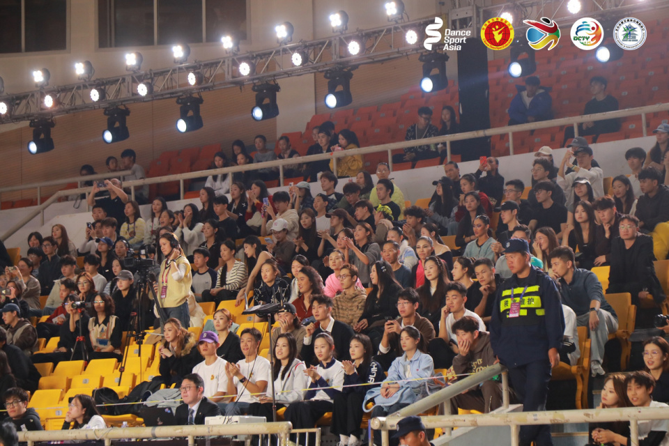 用昂扬姿态 用昂扬姿态