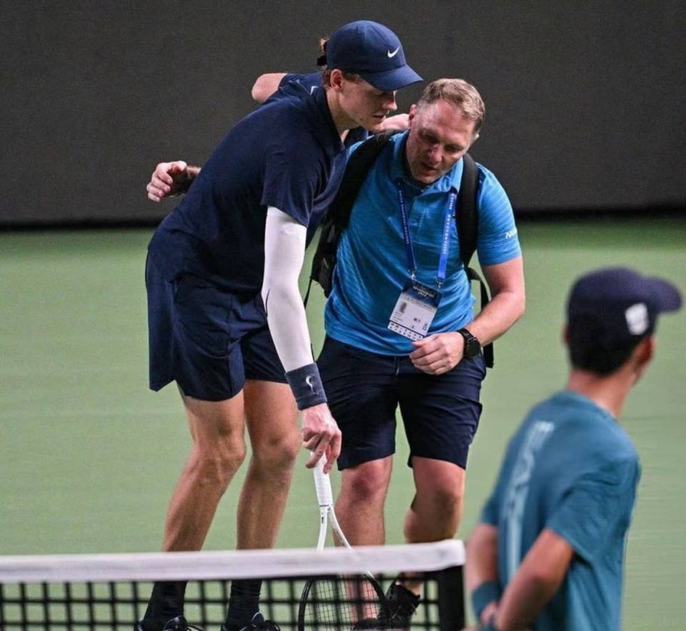 臀部伤势层, 肩部, 利台评论员 臀部伤势层, 肩部, 利台评论员